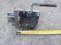 un vechi lacăt primitiv cu cheie