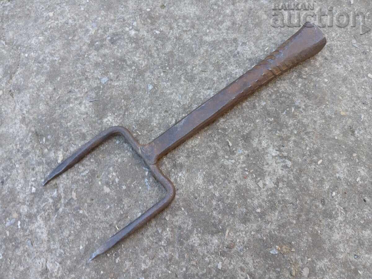 αρχαίο πρωτόγονο αμόνι με τιμή 31.00 BGN | € 15.85