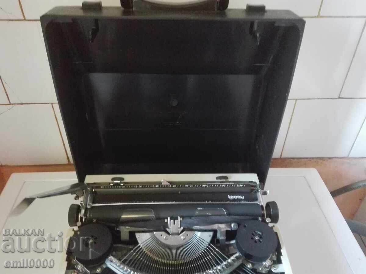 Mașină de scris japoneză veche cu preț 54.99 BGN | € 28.12