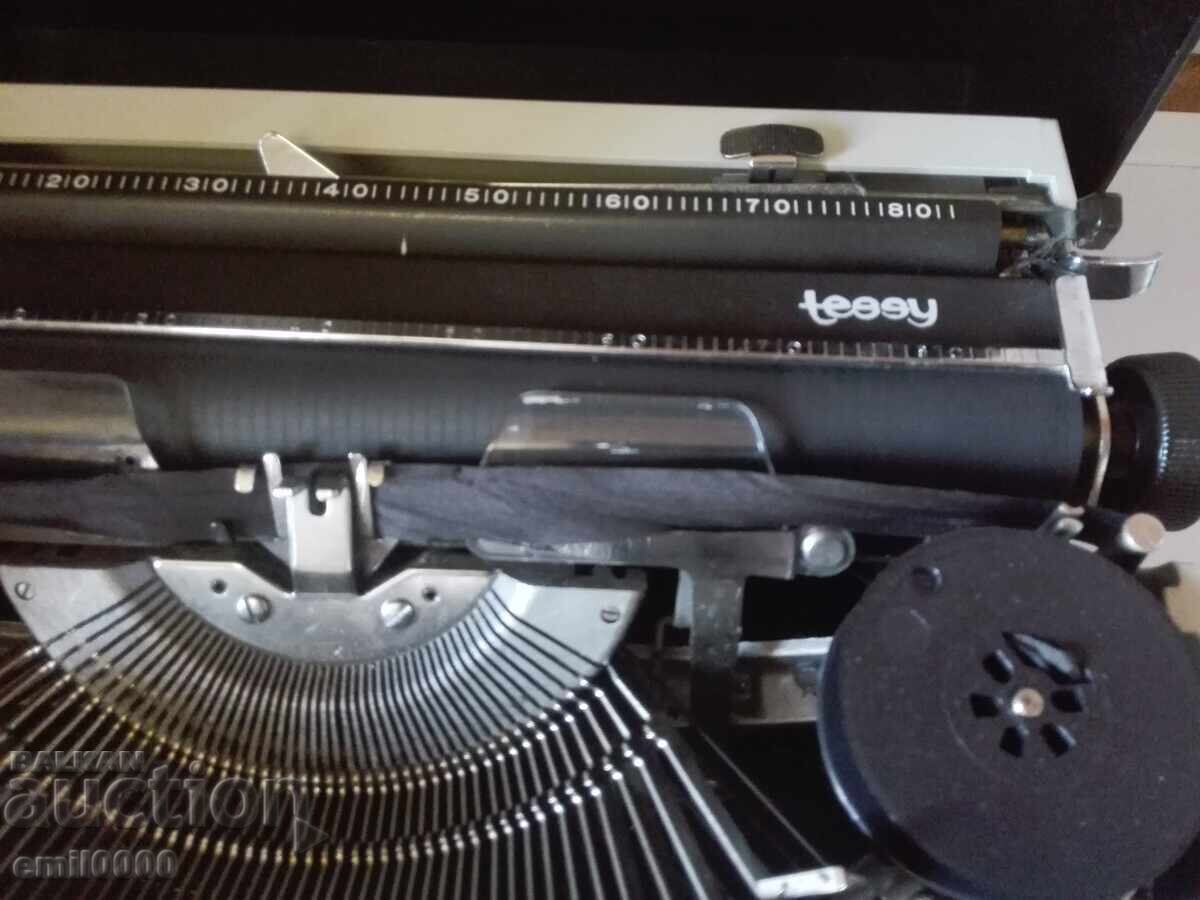 Livrarea Mașină de scris japoneză veche