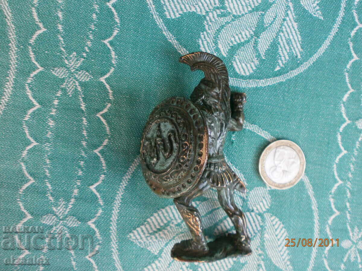 Livrarea O figură masivă din bronz