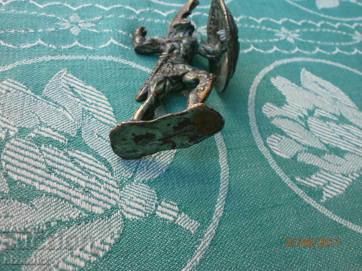 O figură masivă din bronz - 7