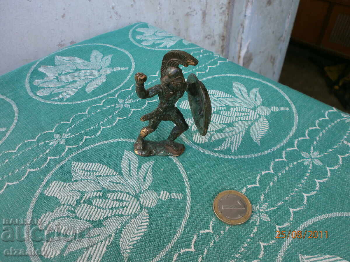 O figură masivă din bronz