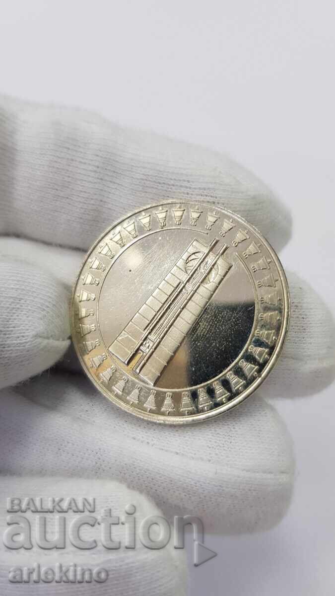 Όμορφο αναμνηστικό νόμισμα 5 λεβα 1982 Σημαία της Ειρήνης - 5