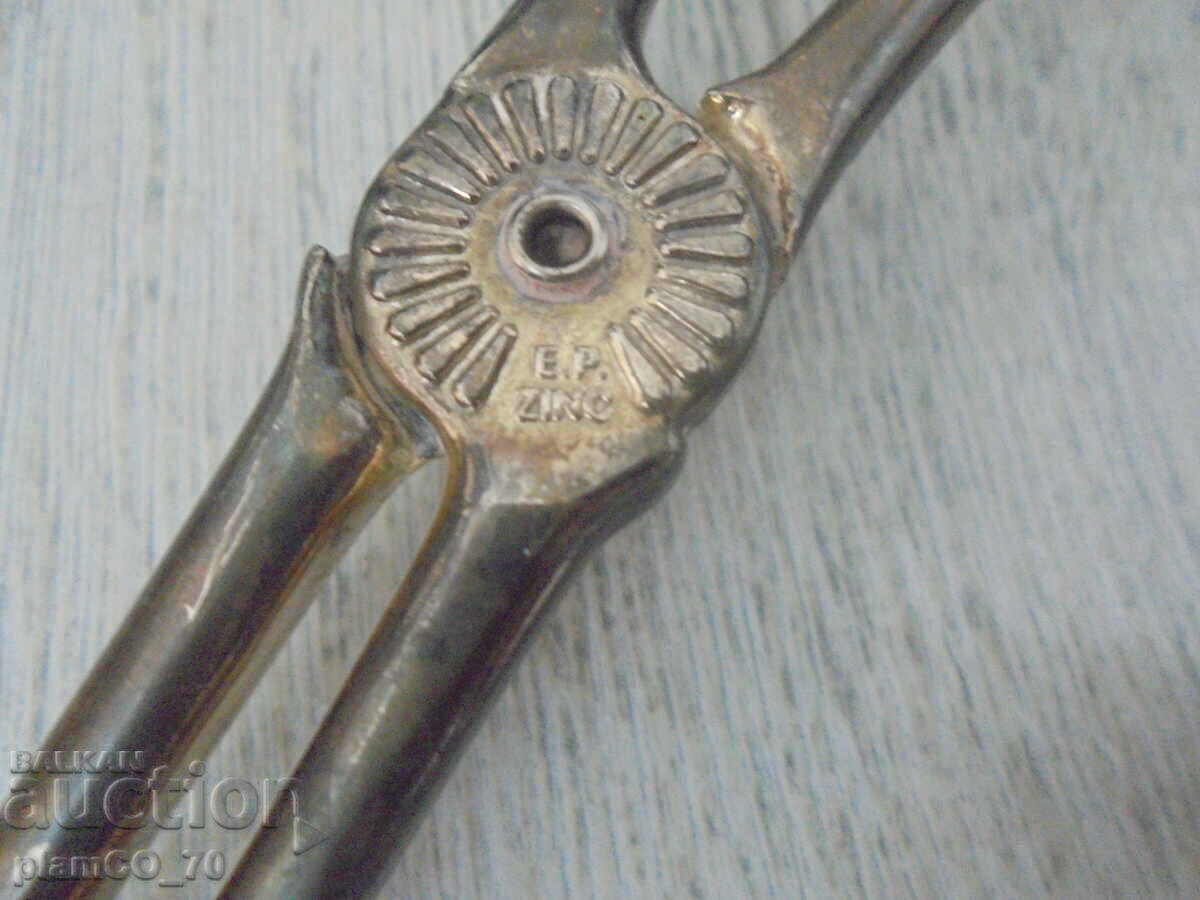 Παράδοση №*8152 Παλιά λαβίδα σερβιρίσματος – E.P. ZINC