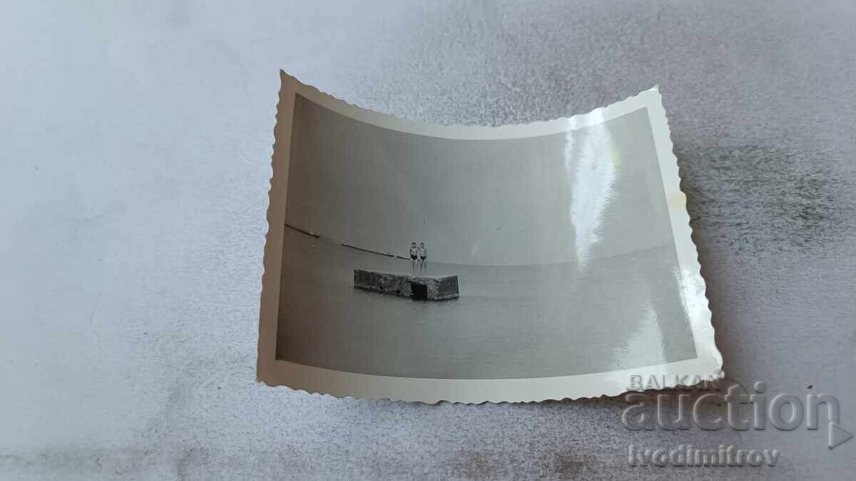 Fotografie Varna Aksakovo Doi tineri pe platformă în mare Fotografie Varna Aksakovo Doi tineri pe platformă în mare