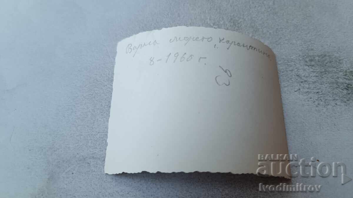 Fotografie Varna Carantină Doi tineri și un bărbat în mare 1960 cu preț 1.65 BGN | € 0.84 Fotografie Varna Carantină Doi tineri și un bărbat în mare 1960 cu preț 1.65 BGN | € 0.84