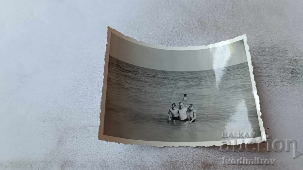 Fotografie Varna Carantină Doi tineri și un bărbat în mare 1960 Fotografie Varna Carantină Doi tineri și un bărbat în mare 1960