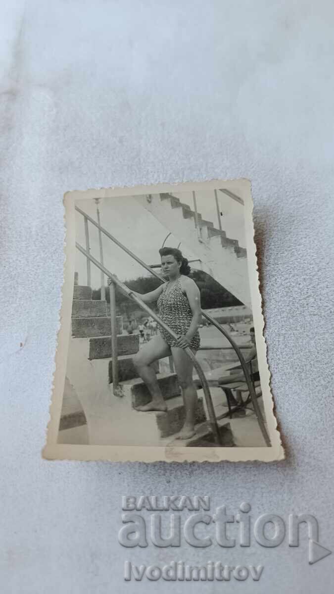 Φωτογραφία Γυναίκα σε σκαλοπάτι πισίνας 1951