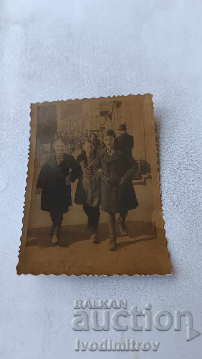 Снимка София Три млади момичета на разходка Снимка София Три млади момичета на разходка