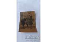 Φωτογραφία Σοφία Τρία νεαρά κορίτσια σε μια βόλτα