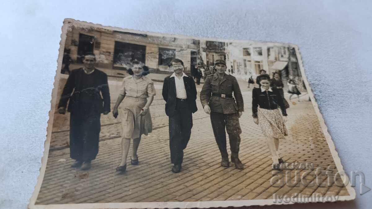 Φωτογραφία Σόφιας Αξιωματικοί νέοι και κορίτσια σε βόλτα Φωτογραφία Σόφιας Αξιωματικοί νέοι και κορίτσια σε βόλτα