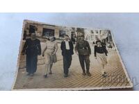 Φωτογραφία Σόφιας Αξιωματικοί νέοι και κορίτσια σε βόλτα