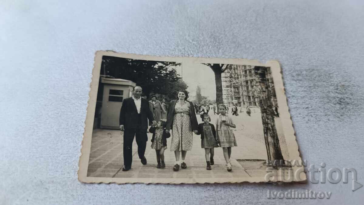 Snimka Sofiya Mŭzh γυναίκα και τρία κορίτσια σε βόλτα 1956 Snimka Sofiya Mŭzh γυναίκα και τρία κορίτσια σε βόλτα 1956