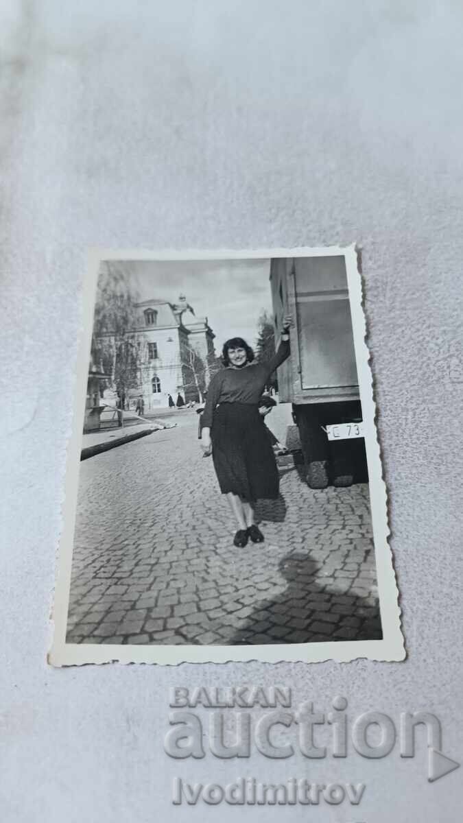 Fotografie Sofia Tânăra femeie lângă camion retro pe stradă