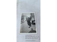 Φωτογραφία Σόφιας: Νέα γυναίκα δίπλα σε ρετρό φορτηγό στον δρόμο