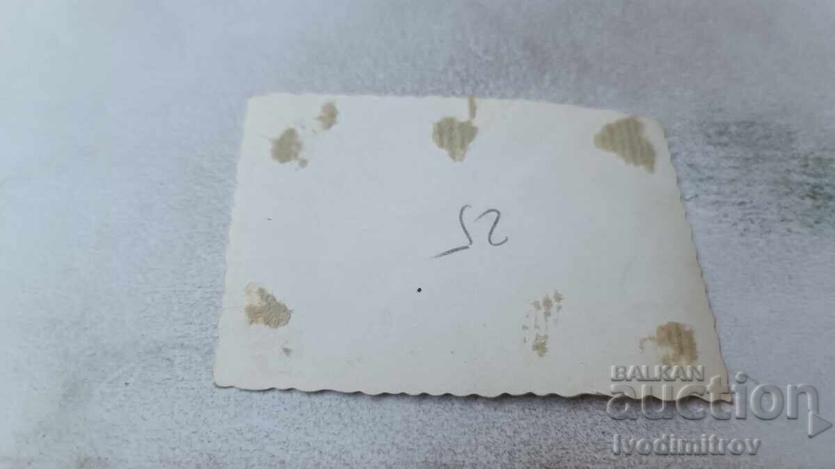 Snimka Sofiya Mŭzhe και γυναίκες με δοχεία νερού τον χειμώνα με τιμή 1.85 BGN | € 0.95 Snimka Sofiya Mŭzhe και γυναίκες με δοχεία νερού τον χειμώνα με τιμή 1.85 BGN | € 0.95