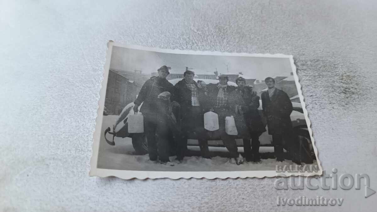 Snimka Sofiya Mŭzhe και γυναίκες με δοχεία νερού τον χειμώνα Snimka Sofiya Mŭzhe και γυναίκες με δοχεία νερού τον χειμώνα