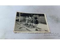 Снимка София Млади жени изграждащи тротоар 1959