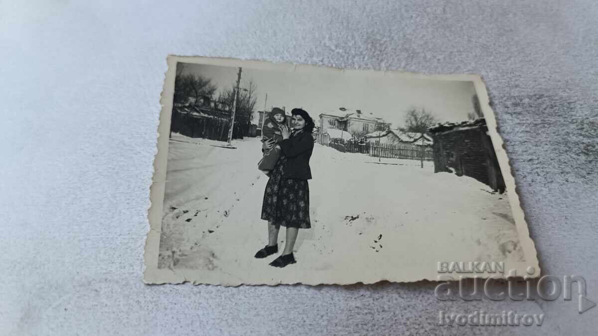 Φωτογραφία Σόφιας, γυναίκα με μικρό αγόρι στο δρόμο το χειμώνα Φωτογραφία Σόφιας, γυναίκα με μικρό αγόρι στο δρόμο το χειμώνα