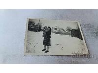 Снимка София Жена с малко момченце на улицата през зимата