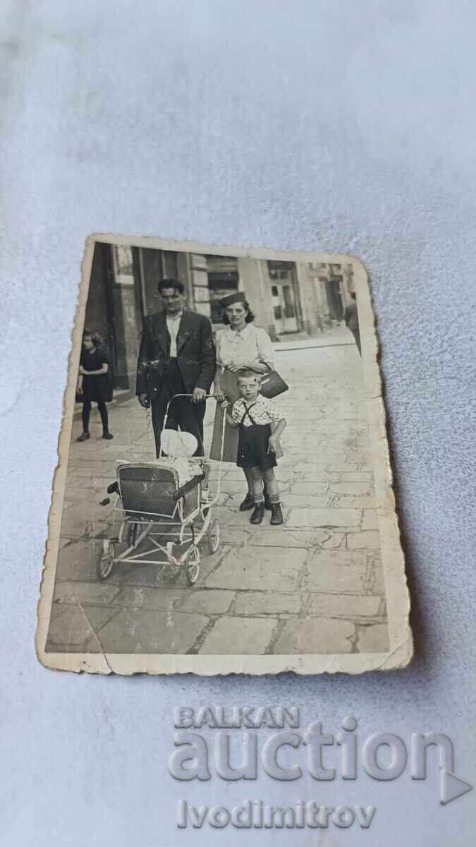 Снимка София Мъж жена момче и бебе на разходка Снимка София Мъж жена момче и бебе на разходка