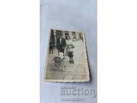 Fotografie Sofia Bărbat femeie băiat și bebeluș la plimbare
