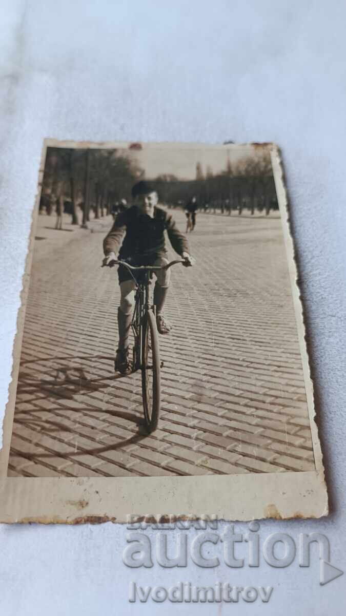 Снимка София Момче с ретро велосипед на булеварда