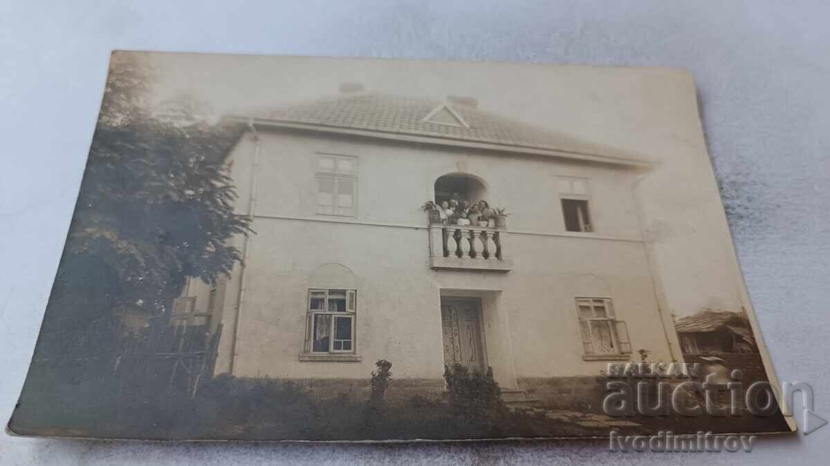 Φωτογραφία Άνδρες γυναίκες και κορίτσι στο μπαλκόνι μονοκατοικίας