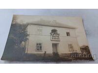 Fotografie Bărbați femei și fetiță pe balconul unei case unifamiliale