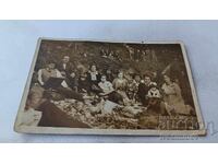 Fotografie Bărbați, femei și copii cu un gramofon retro la un picnic