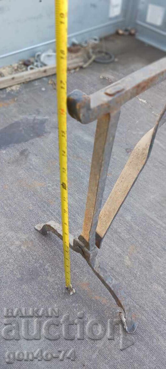 Delivery of Old wrought iron bed, nar (likely referring to a specific style or feature, possibly a headboard style) Delivery of Old wrought iron bed, nar (likely referring to a specific style or feature, possibly a headboard style)