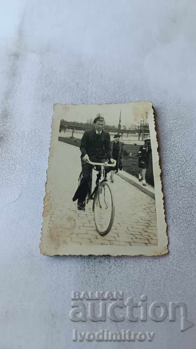 Φωτογραφία Σόφιας, Νέος με ρετρό ποδήλατο Φωτογραφία Σόφιας, Νέος με ρετρό ποδήλατο