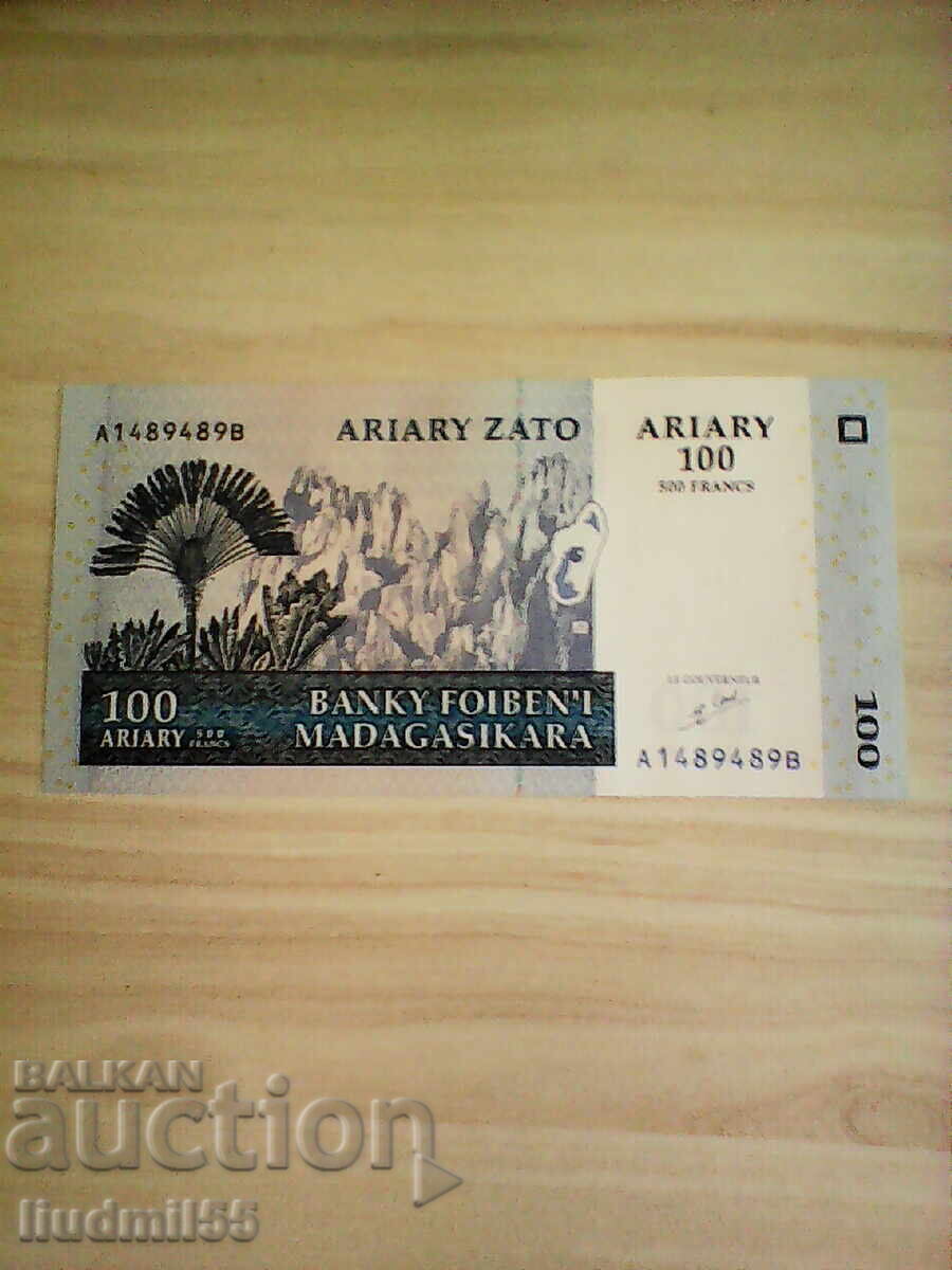 МАДАГАСКАР - 100 АРИАРИ - 2004г - UNC