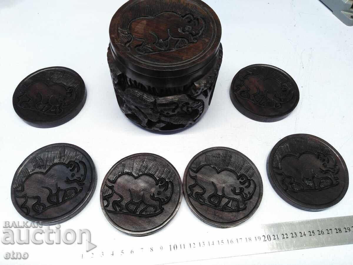 Licitație AFRICA - SET DE SUBTAȘI DIN LEMN GRAVAT PENTRU CEȘTI