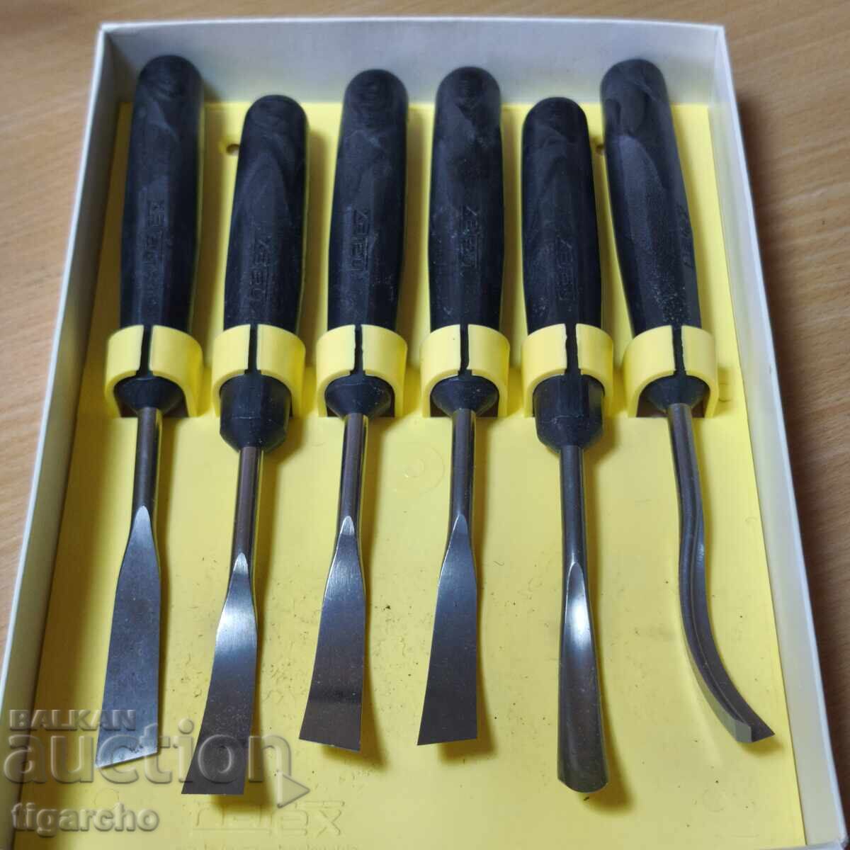 Auction  Chisels for carving