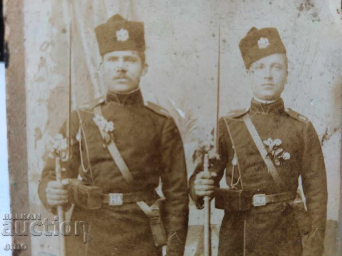 FOTOGRAFIE VECHE REGALĂ - CARTON - MILITARI, PUȘCĂ - BERDANĂ, BAIONETĂ cu preț 60.00 BGN | € 30.68 FOTOGRAFIE VECHE REGALĂ - CARTON - MILITARI, PUȘCĂ - BERDANĂ, BAIONETĂ cu preț 60.00 BGN | € 30.68