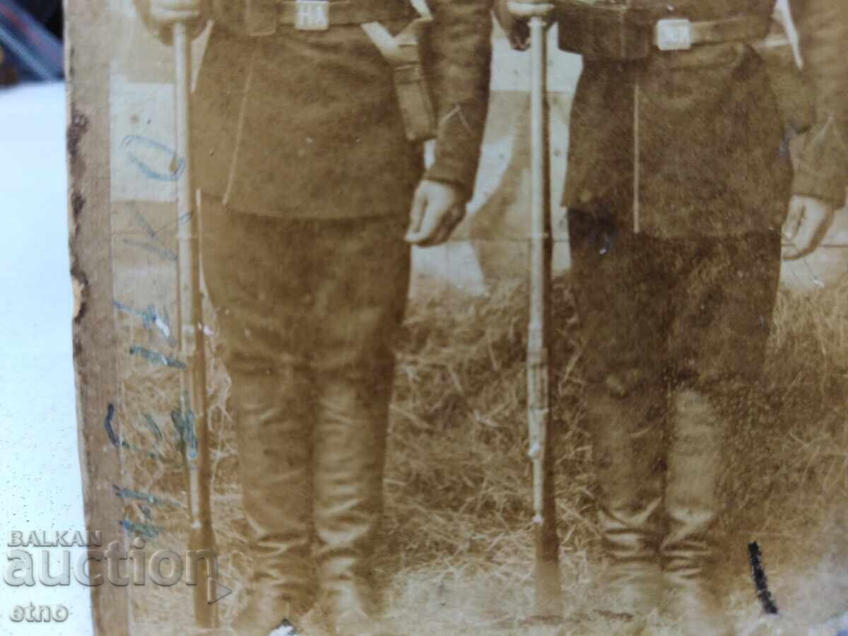 Licitație FOTOGRAFIE VECHE REGALĂ - CARTON - MILITARI, PUȘCĂ - BERDANĂ, BAIONETĂ Licitație FOTOGRAFIE VECHE REGALĂ - CARTON - MILITARI, PUȘCĂ - BERDANĂ, BAIONETĂ