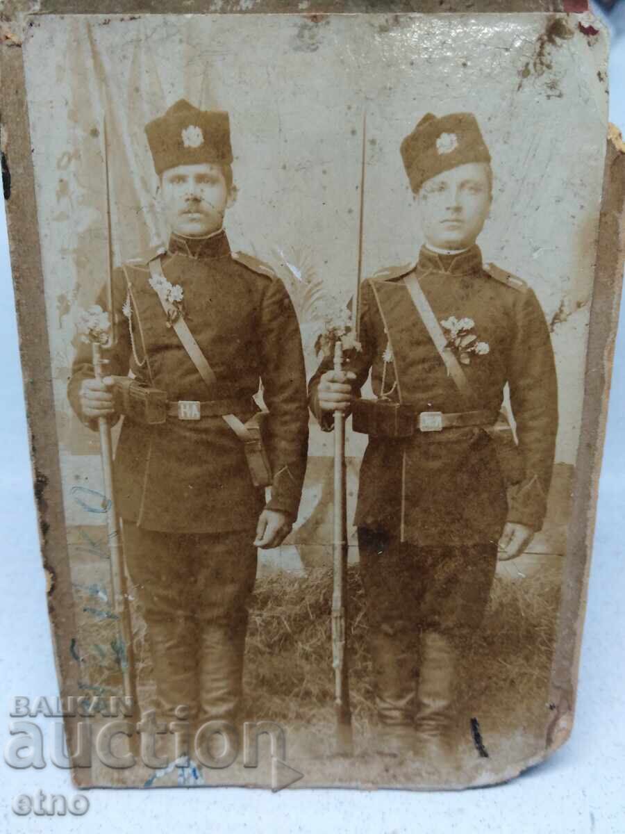 FOTOGRAFIE VECHE REGALĂ - CARTON - MILITARI, PUȘCĂ - BERDANĂ, BAIONETĂ FOTOGRAFIE VECHE REGALĂ - CARTON - MILITARI, PUȘCĂ - BERDANĂ, BAIONETĂ