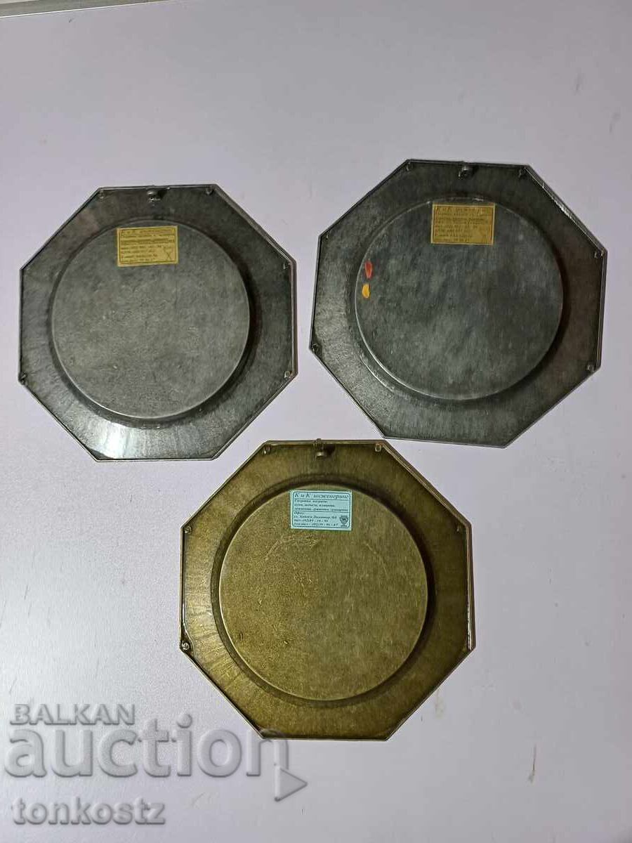 3 buc. Farfurii metalice Iambol cu preț 10.00 BGN | € 5.11 3 buc. Farfurii metalice Iambol cu preț 10.00 BGN | € 5.11