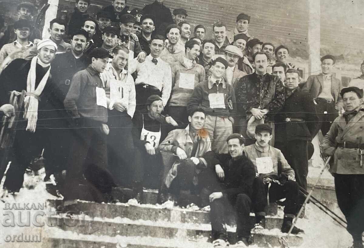 5063 Regatul Bulgariei Prințul Kiril și schiori schi Aledo Vitoșa cu preț 80.00 BGN | € 40.90 5063 Regatul Bulgariei Prințul Kiril și schiori schi Aledo Vitoșa cu preț 80.00 BGN | € 40.90