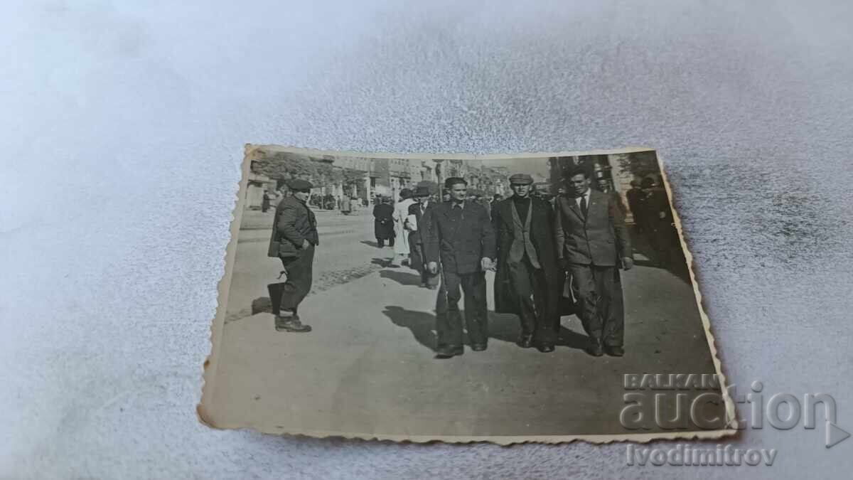 Φωτογραφία Σοφία Τρεις γυναίκες σε μια βόλτα Φωτογραφία Σοφία Τρεις γυναίκες σε μια βόλτα