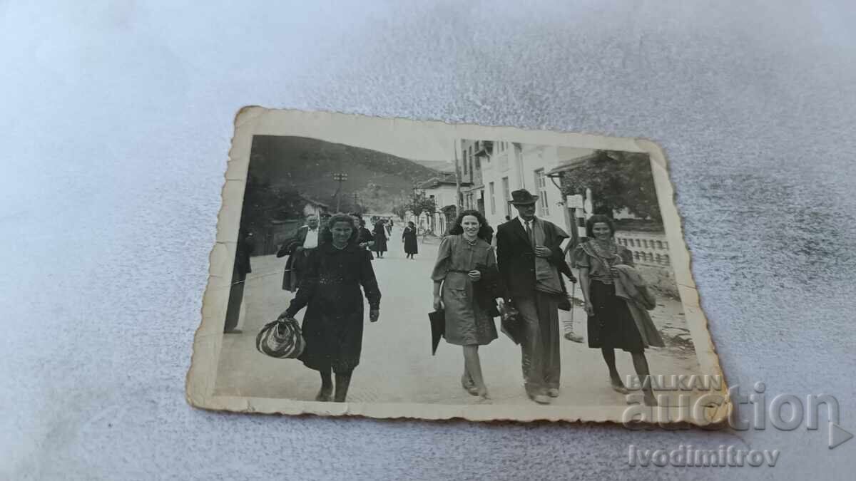 Fotografie Sofia Un bărbat și trei femei la plimbare