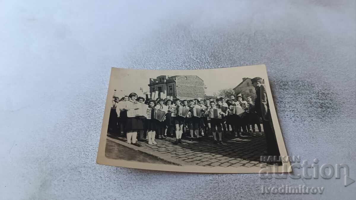 Fotografie Sofia Fete cu acordeoane în piață Fotografie Sofia Fete cu acordeoane în piață