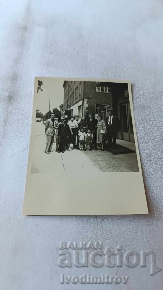 Снимка София Мъже жени и деца на тротоара