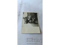 Φωτογραφία Σοφία Άνδρες, γυναίκες και παιδιά στο πεζοδρόμιο