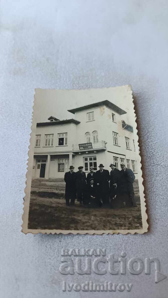 Fotografie Bărbați în fața Primăriei Breaza