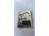 Снимка Мъже пред Брежанско Селско Общинско Управление