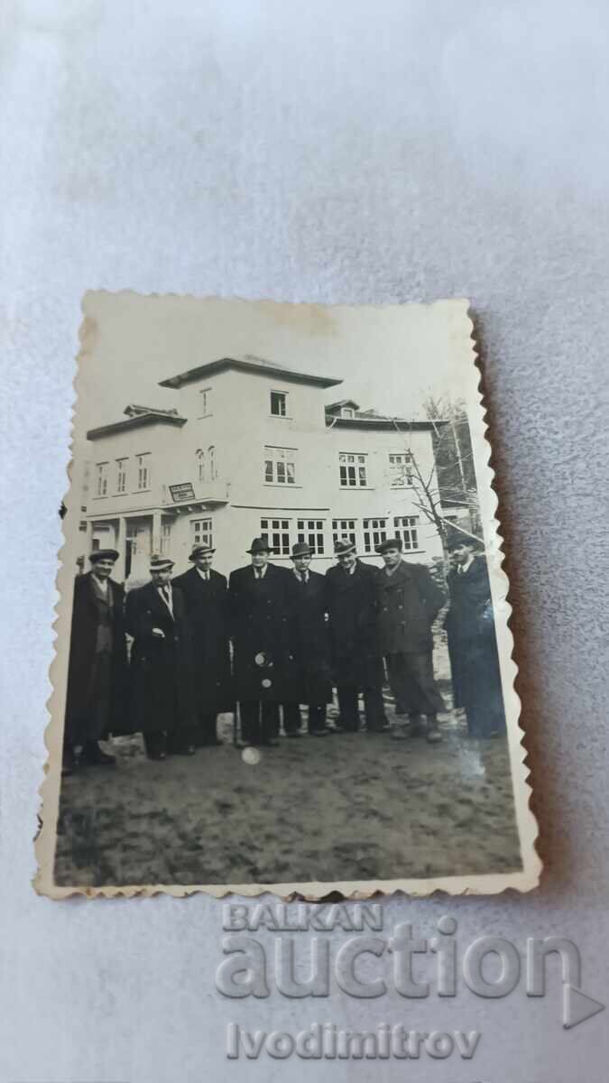 Fotografie Bărbați în fața Primăriei Breaza