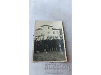 Fotografie Bărbați în fața Primăriei Breaza